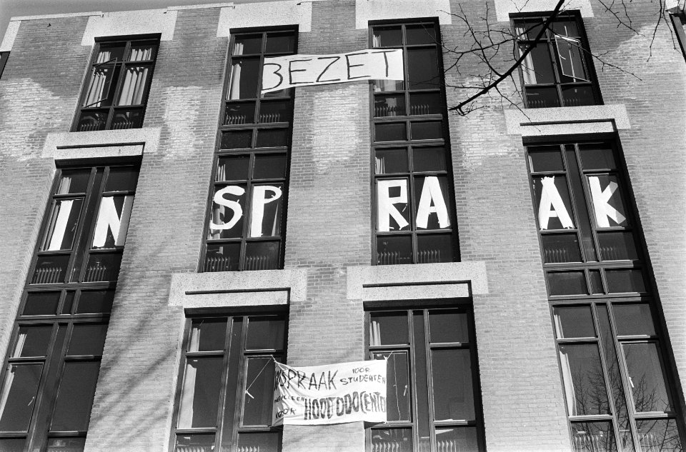 Studenten lerarenopleiding VU hebben gebouw Keizersgracht bezet spandoeken voor, Bestanddeelnr 929-5224