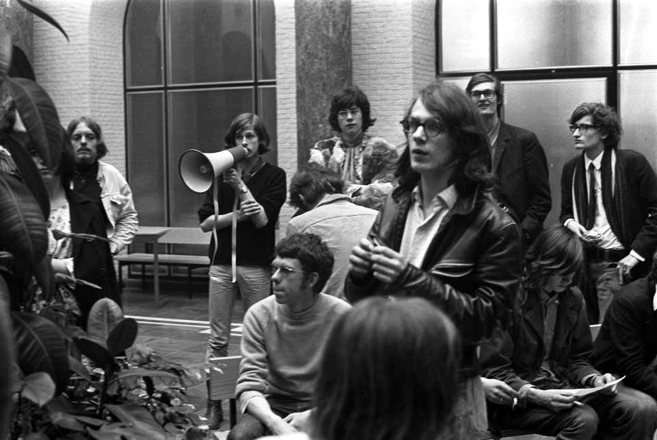 Studenten bezetten Maagdenhuis te Amsterdam prof. Belinfante op de balustrade, Bestanddeelnr 922-4062