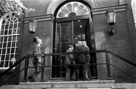 Studenten verlaten Maagdenhuis, Amsterdam overvalwagen, Bestanddeelnr 922-4069