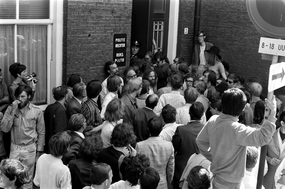 Studenten houden vergadering over processen Maagdenhuisbezetters in de Oudemanhu, Bestanddeelnr 922-5256