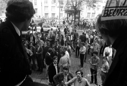 Studenten bezetten Maagdenhuis te Amsterdam prof. Belinfante op de balustrade, Bestanddeelnr 922-4058