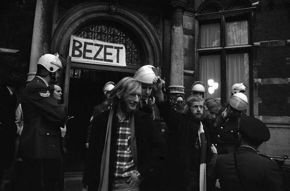 Studenten verwijderd uit Utrechtse Universiteit, studenten worden naar buiten ge, Bestanddeelnr 926-2250