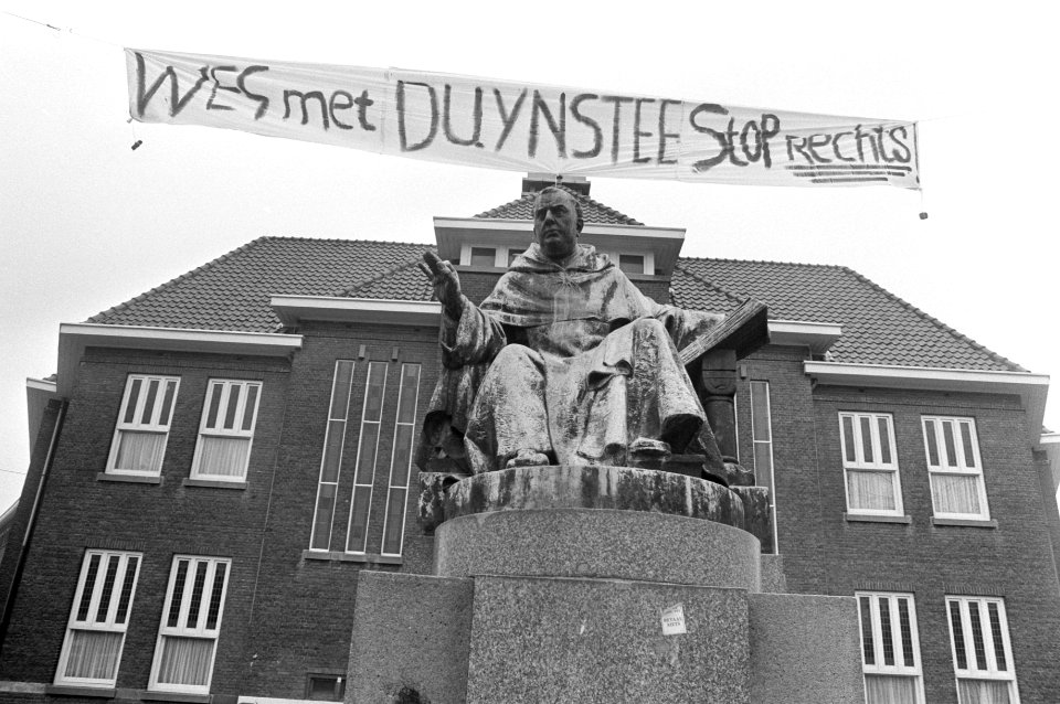 Studenten bezetten aula Universiteit in Nijmegen, spandoek Weg met Duynstee bove, Bestanddeelnr 925-9885