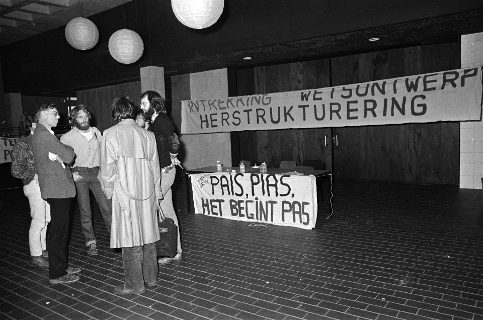Studenten VU in Amsterdam bezetten deel hoofdgebouw uit protest tegen tweefasenp, Bestanddeelnr 930-7466