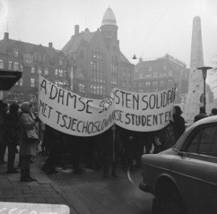 Studenten in Slavische Taal demonstreren bij Nationaal Monument uit solidariteit, Bestanddeelnr 922-0353