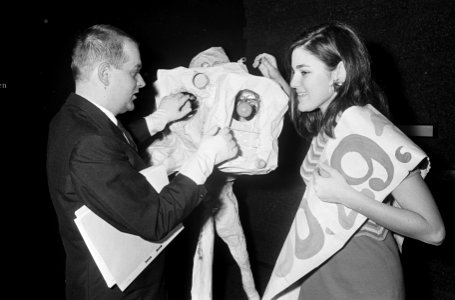 Studenten filmfestival Amsterdam geopend, Miss Cinestudio assisteerde Jan Nemec , Bestanddeelnr 920-0179