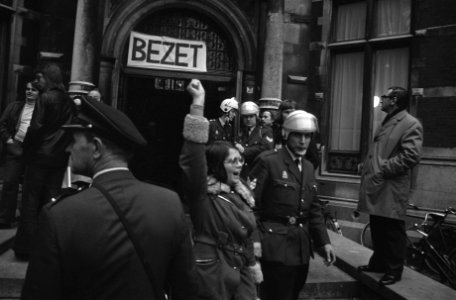 Studenten verwijderd uit Utrechtse Universiteit, gehelmde politiemannen voeren m, Bestanddeelnr 926-2248