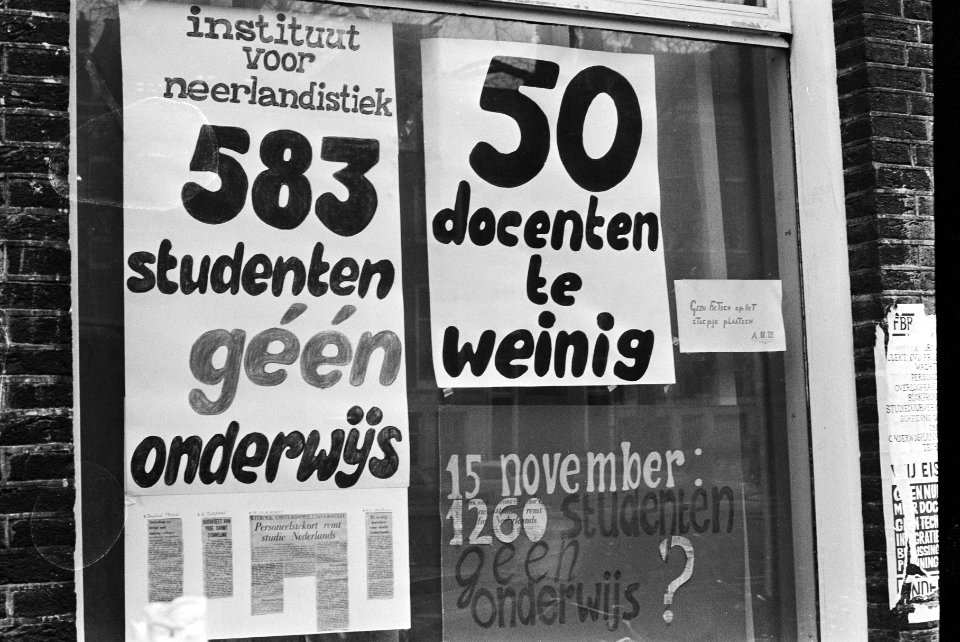 Studenten en docenten van Instituut voor Neerlandistiek zijn na vergadering in s, Bestanddeelnr 924-0558