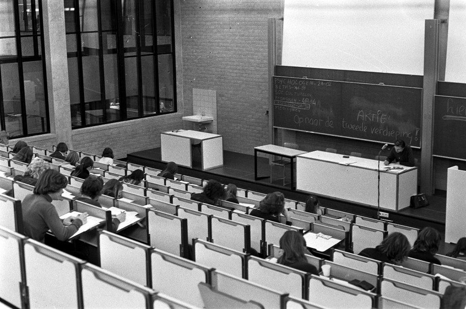 Studenten bezetten Vrije Universiteit te Amsterdam uit protest tegen registratie, Bestanddeelnr 926-2126