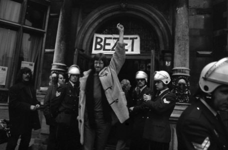 Studenten verwijderd uit Utrechtse Universiteit, student, met vuist omhoog, word, Bestanddeelnr 926-2249