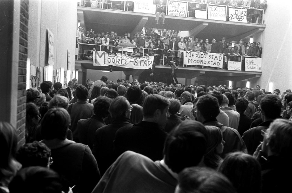 Studenten bijeen in hal van de Universiteit na een demonstratie door de stad, Bestanddeelnr 921-7856