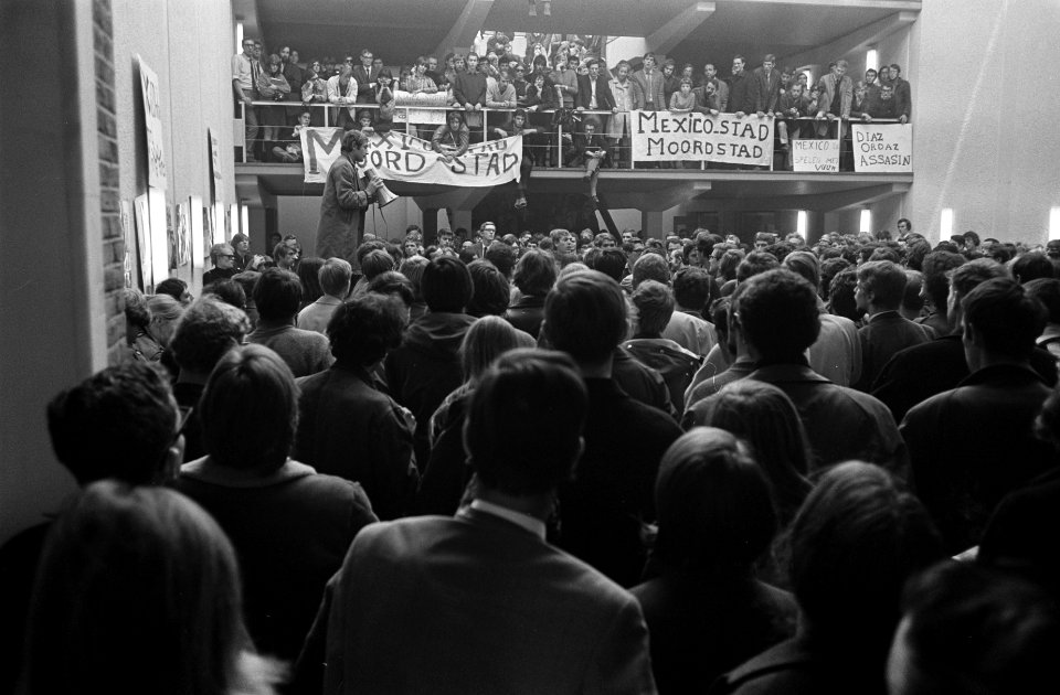 Studenten bijeen in hal van de Universiteit na een demonstratie door de stad, Bestanddeelnr 921-7857