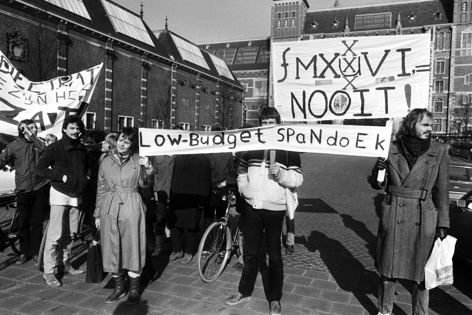 Studenten en scholieren met low-budget spandoek, Bestanddeelnr 932-5100