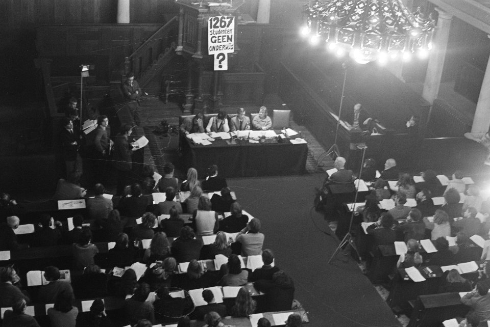 Studenten en docenten van Instituut voor Neerlandistiek zijn na vergadering in s, Bestanddeelnr 924-0559