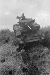 Stuart tank in actie De commandant zit in de geschutskoepel, Bestanddeelnr 142-6-3