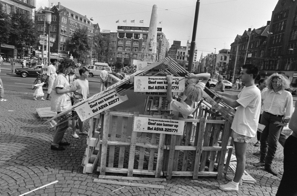 Studenten bouwen huisjes op Dam om aandacht te vragen voor woningnood onder stud, Bestanddeelnr 934-0555