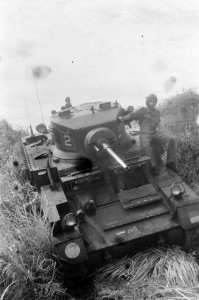 Stuart tank in actie. De commandant zit op de zijkant van de tank, Bestanddeelnr 142-6-2