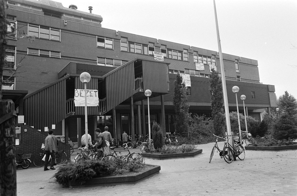Studenten bezetten uit protest tegen Deetmans bezuinigingsplannen gebouw Rijksun, Bestanddeelnr 933-7753