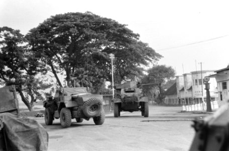 Stuart scoutcar en pantserwagen nemen positie in op een weg langs de rivier de B, Bestanddeelnr 5608