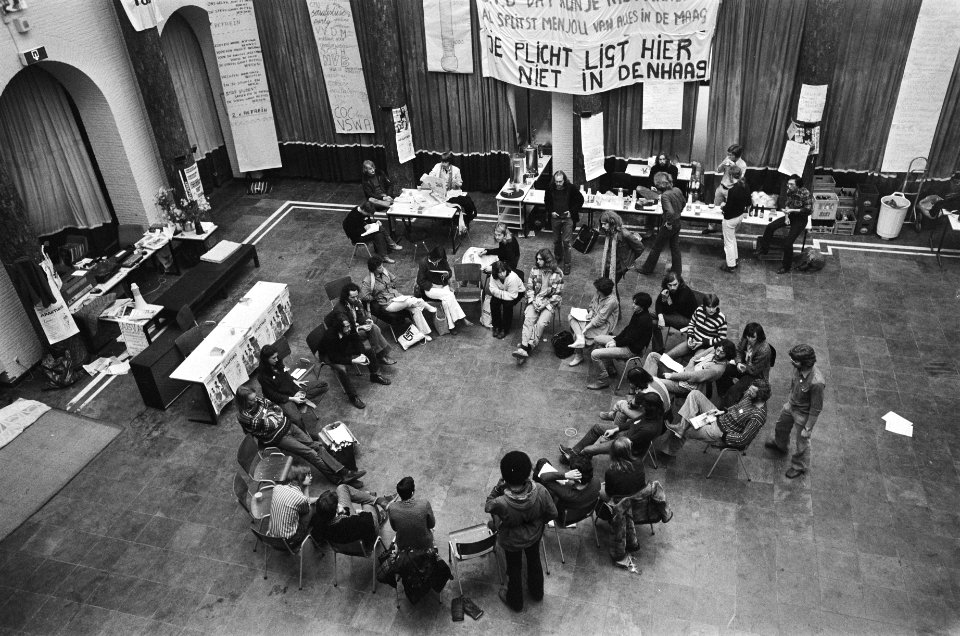 Studenten blokkeren zijingang Maagdenhuis om vergadering college van bestuur te , Bestanddeelnr 930-0201