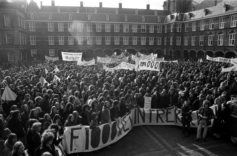 Studenten demonstreren tegen duizend gulden wet, op Binnenhof, Bestanddeelnr 926-2827