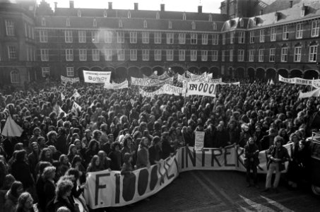 Studenten demonstreren tegen duizend gulden wet, op Binnenhof, Bestanddeelnr 926-2827