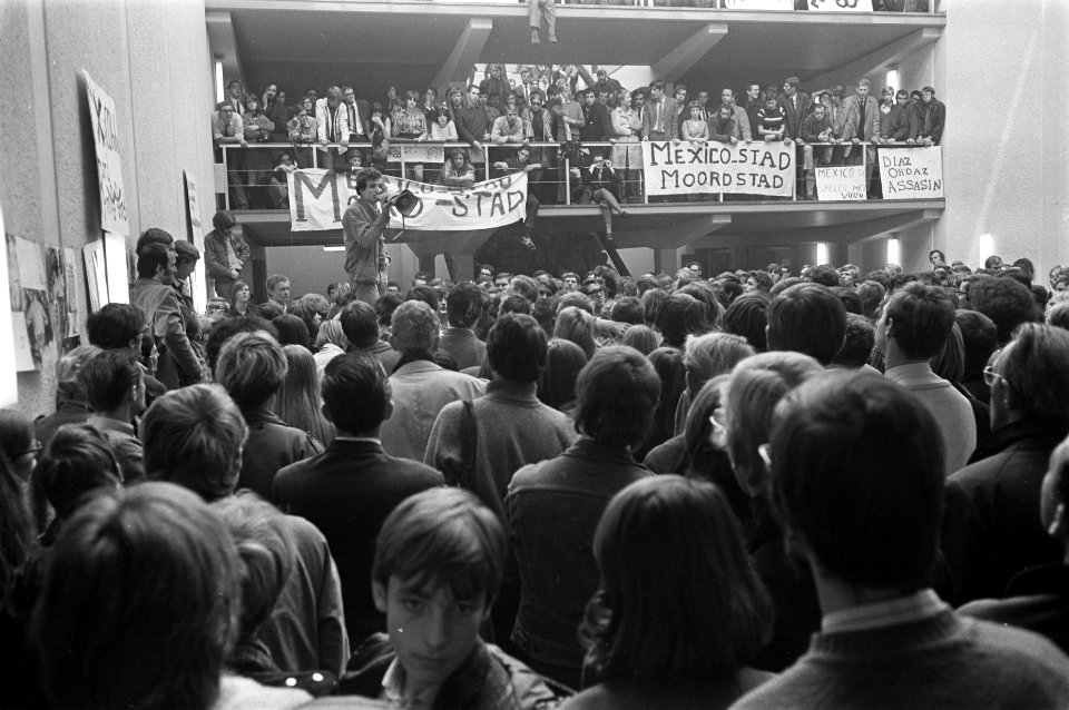 Studenten bijeen in hal van de Universiteit na een demonstratie door de stad, Bestanddeelnr 921-7855