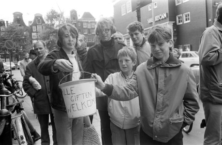 Studenten houden Maagdenhuis, Amsterdam, nog bezet postbode legt post in een man, Bestanddeelnr 922-4292