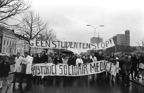 Studenten demonstreren tegen Numerus Fixus met spandoeken op weg naar het Binnen, Bestanddeelnr 921-8329