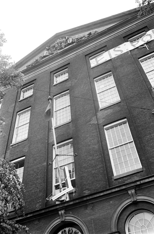 Studenten houden Maagdenhuis, Amsterdam, nog bezet overvalwagens, Bestanddeelnr 922-4296