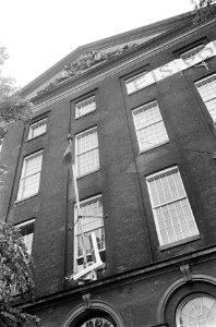 Studenten houden Maagdenhuis, Amsterdam, nog bezet overvalwagens, Bestanddeelnr 922-4296