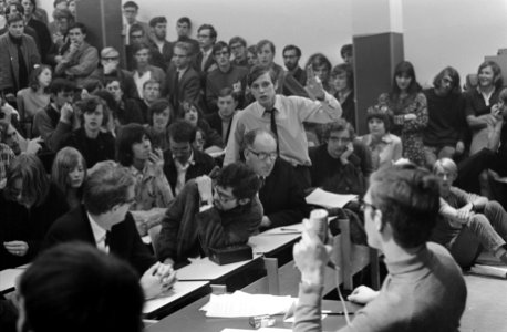 Studenten discussieren in zaal van het provisorium van de Vrije Universiteit te , Bestanddeelnr 922-3912