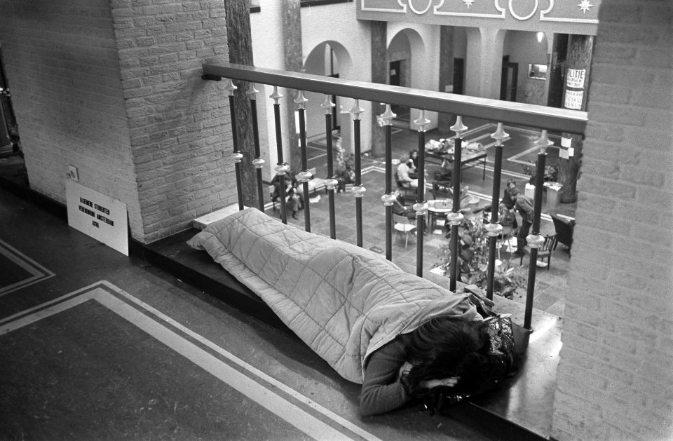 Studenten houden Maagdenhuis, Amsterdam, nog bezet postbode legt post in een man, Bestanddeelnr 922-4288