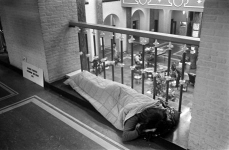 Studenten houden Maagdenhuis, Amsterdam, nog bezet postbode legt post in een man, Bestanddeelnr 922-4288