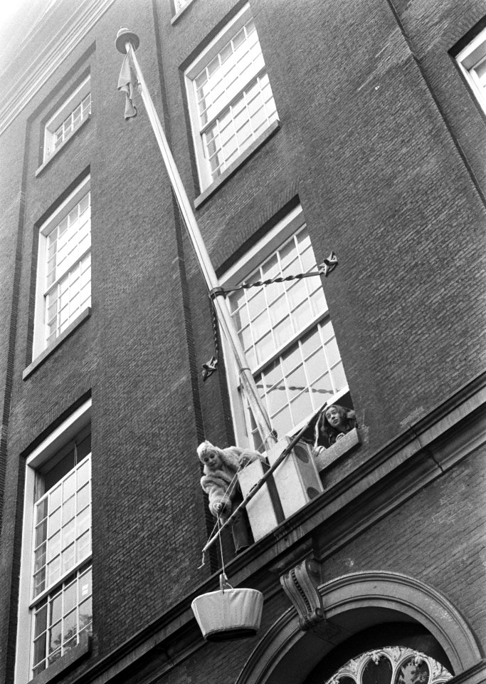 Studenten houden Maagdenhuis, Amsterdam, nog bezet postbode legt post in een man, Bestanddeelnr 922-4289