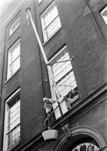 Studenten houden Maagdenhuis, Amsterdam, nog bezet postbode legt post in een man, Bestanddeelnr 922-4289