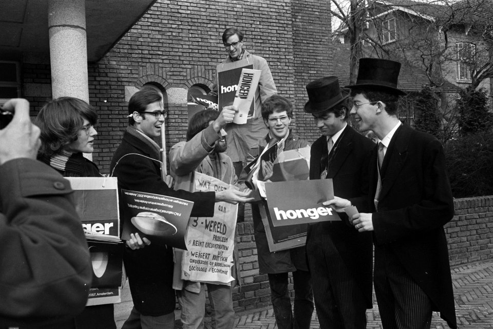 Studenten demonstreren voor de Landbouw Hogeschool tegen honger in de wereld. Co, Bestanddeelnr 923-3287