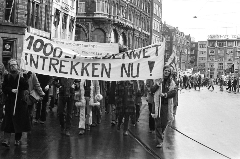 Studenten demonstreren tegen duizend-guldenwet in Amsterdam optocht met spandoek, Bestanddeelnr 926-0837