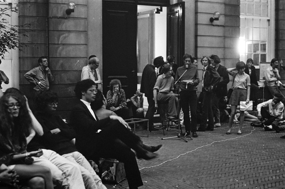 Studenten houden vergadering over processen Maagdenhuisbezetters in de Oudemanhu, Bestanddeelnr 922-5253