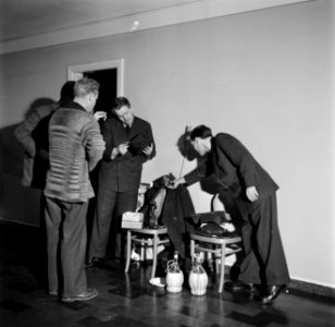Studenten bezig met het opstellen van spullen in een gang van het studentenhuis,, Bestanddeelnr 252-8933