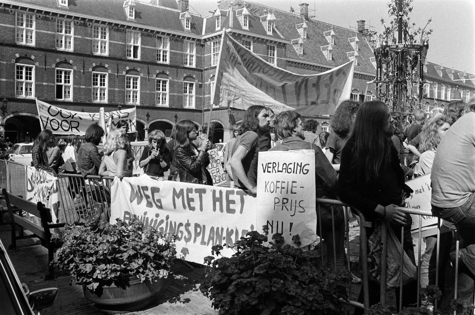 Studenten demonstreren tegen studiefinanciering op Binnenhof, Bestanddeelnr 928-7549