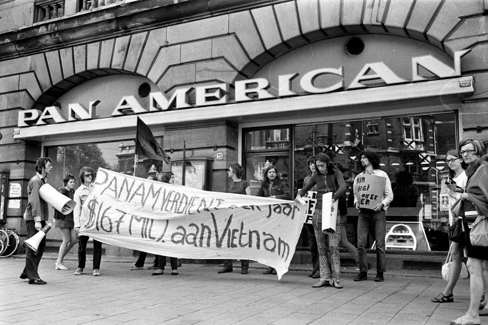 Studenten hielden anti-Amerikaanse demonstratie bij Pan Am kantoor , Leidseplein, Bestanddeelnr 923-5751