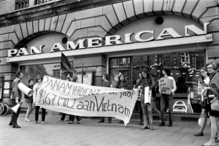 Studenten hielden anti-Amerikaanse demonstratie bij Pan Am kantoor , Leidseplein, Bestanddeelnr 923-5751
