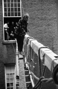 Studenten houden Maagdenhuis, Amsterdam, nog bezet luchtbrug met leuning naar U., Bestanddeelnr 922-4285