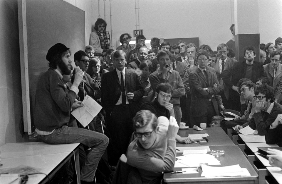 Studenten discussieren in zaal van het provisorium van de Vrije Universiteit te , Bestanddeelnr 922-3915