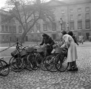 Studentes pakken hun fietsen die gestald zijn op de binnenplaats van het Trinity, Bestanddeelnr 191-0857