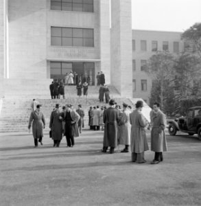 Studenten bij de trappen van één van de gebouwen in de universiteitswijk Città U, Bestanddeelnr 191-1340