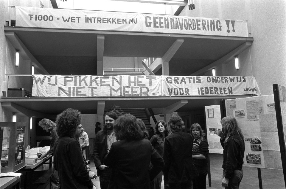 Studenten bezetten hal Oude Manhuispoort in Amsterdam studenten in bezette hal, Bestanddeelnr 927-1675