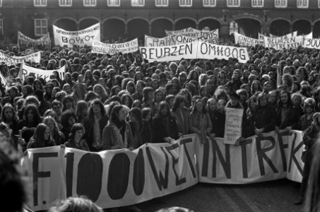 Studenten demonstreren tegen duizend gulden wet, demonstranten op Binnenhof, Bestanddeelnr 926-2825