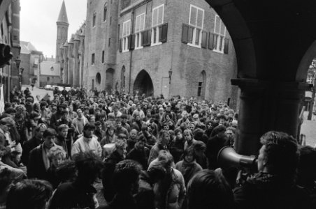 Studenten demonstreren op Binnenhof tijdens commissievergadering over studiefina, Bestanddeelnr 933-9345
